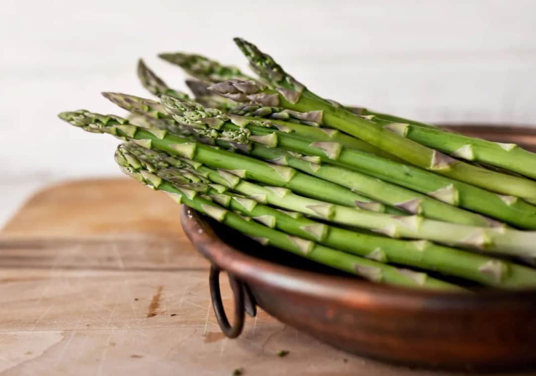Sezon na szparagi – do kiedy trwa i co wpływa na jego długość?