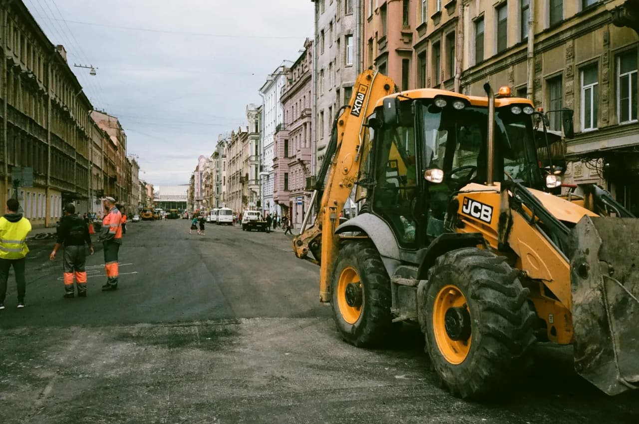 Przegląd koparko-ładowarek marki JCB - ich zastosowanie i ciekawe modele