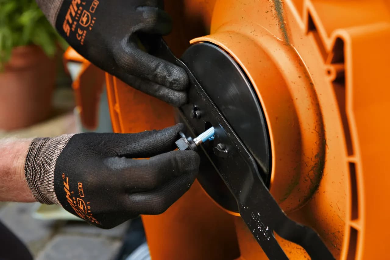 Ostrzenie noża kosiarki: Jak prawidłowo przeprowadzić ostrzenie?