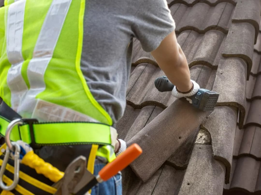 Przepisy dotyczące eternitu na dachu: Co zmieniają nowe regulacje?