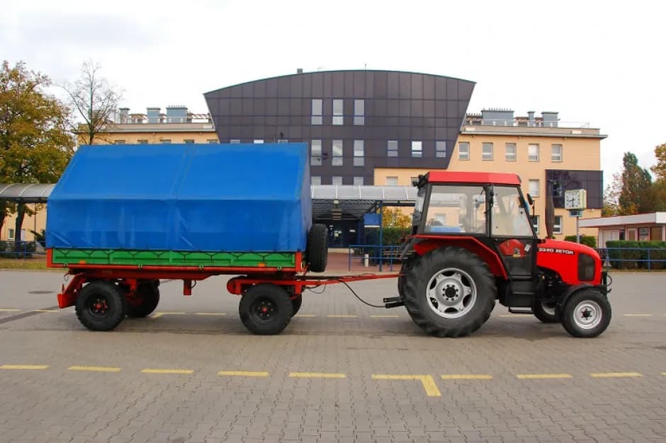 Jakie prawo jazdy potrzebne na traktor z przyczepą? Wszystko o uprawnieniach na ciągnik