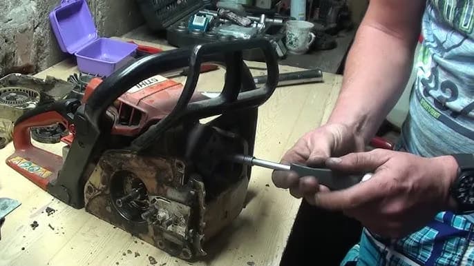 Naprawa pił spalinowych: Jak przeprowadzić skuteczną naprawę samodzielnie?