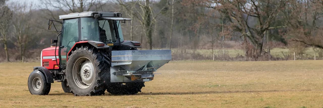 Rozsiewacz nawozu lejek - dokładny, precyzyjny, równomierne rozsypywanie nawozu