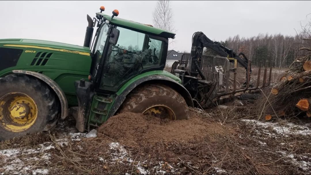 Traktory w błocie: Zawody, wyzwania i jak sobie radzić w trudnych warunkach