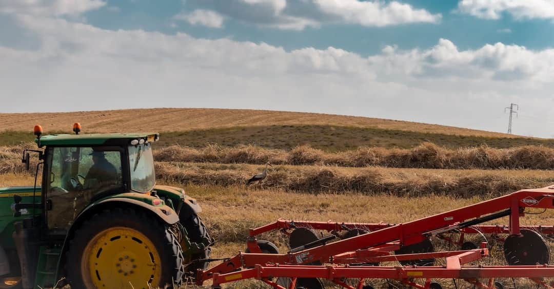 Jakie prawo jazdy potrzebne na traktor z przyczepą? Wszystko o uprawnieniach na ciągnik rolniczy