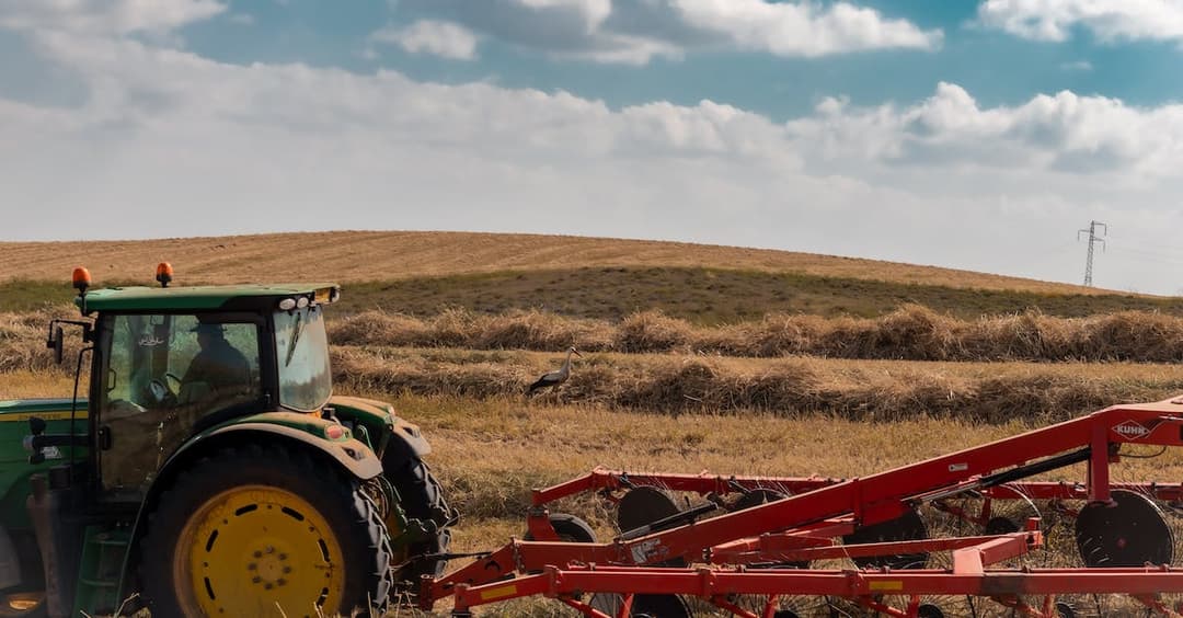 Jakie prawo jazdy potrzebne na traktor z przyczepą? Wszystko o uprawnieniach na ciągnik rolniczy