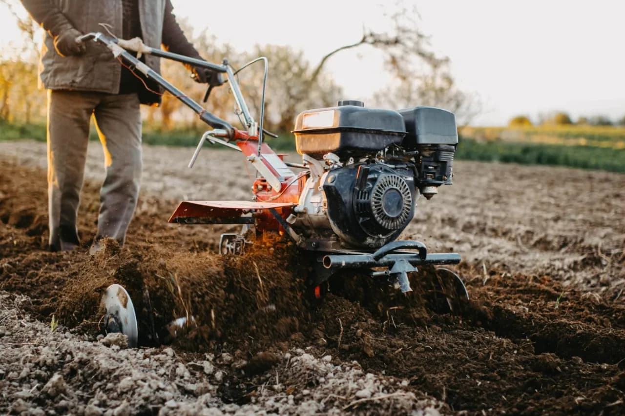 Glebogryzarki spalinowe w trudnym terenie – jak wybrać najlepszy model?